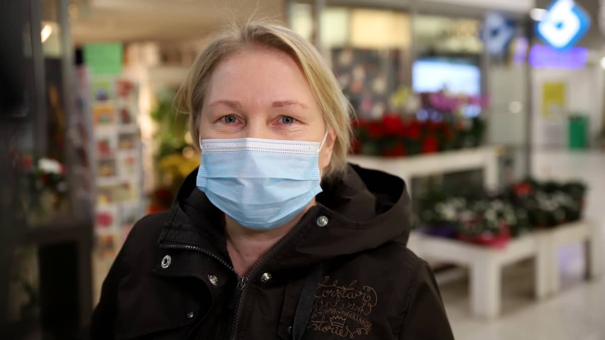 Hämeenlinnalainen Maritta Elfengren maski kasvoillaan kauppakeskus Tuulosessa Hämeenlinassa