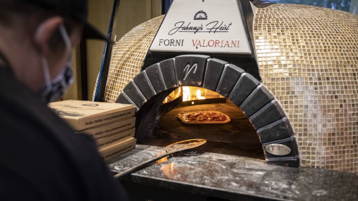 Pizza pyörii kiviuunissa.