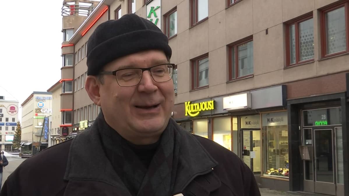 Arto Saarinen hymyilee Jyväskylän keskustassa.