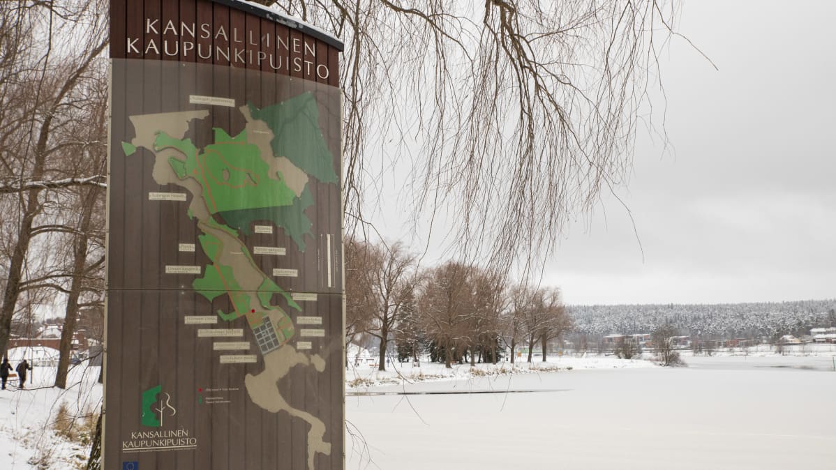 Kansallisen kaupunkipuiston kyltti hämeenlinnassa.