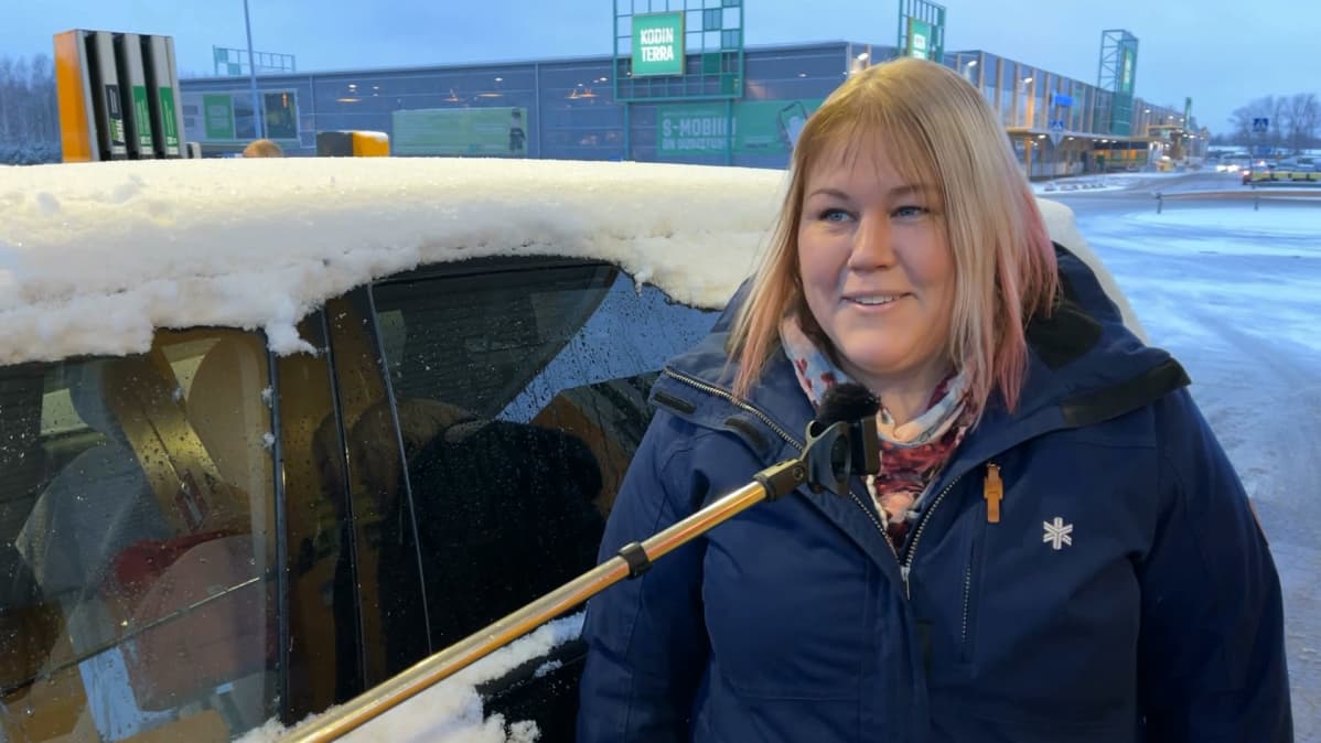 Porilainen Sanna Kurikka haastateltavana Tikkulan S-marketin pihalla.