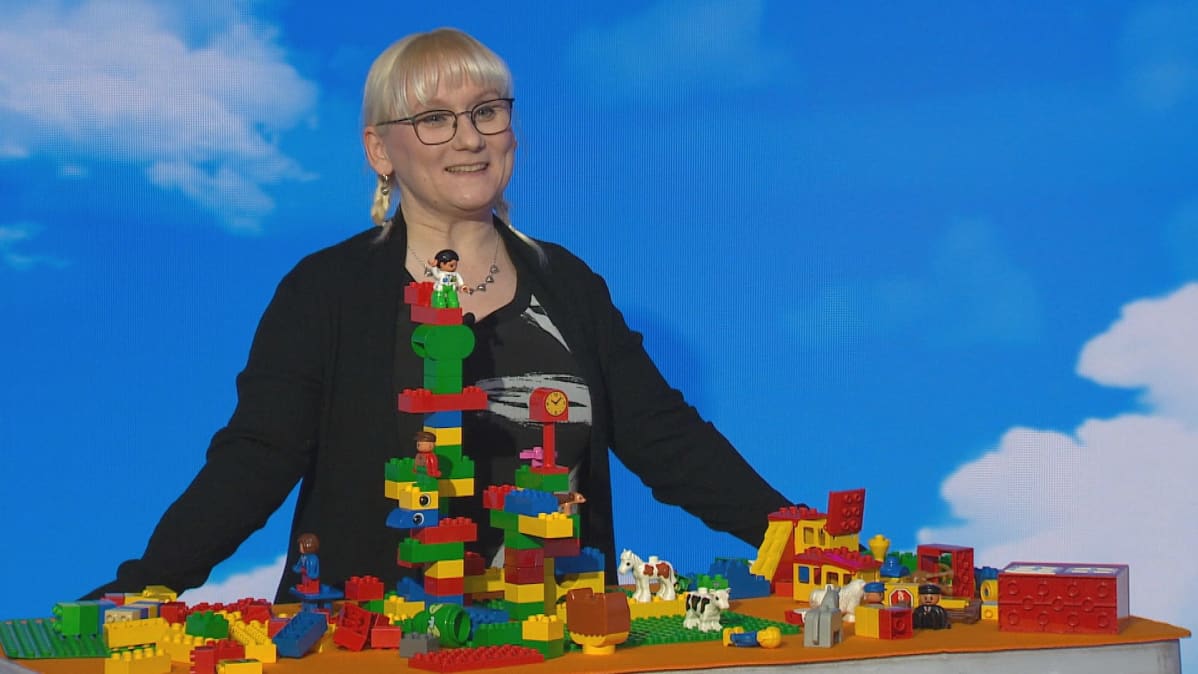 Apulaisprofessori Pauliina Ilmonen Puoli seitsemän -ohjelman vieraana.