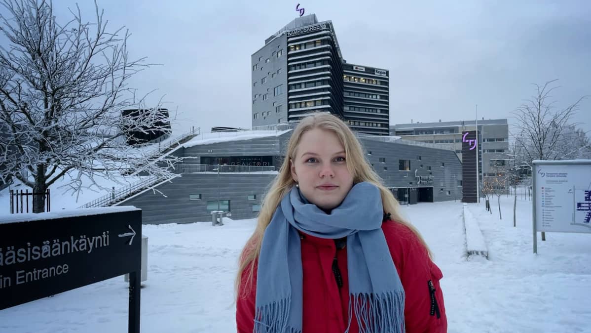 Nuori nainen lähikuvassa Tampereen yliopiston Hervannan kampuksella