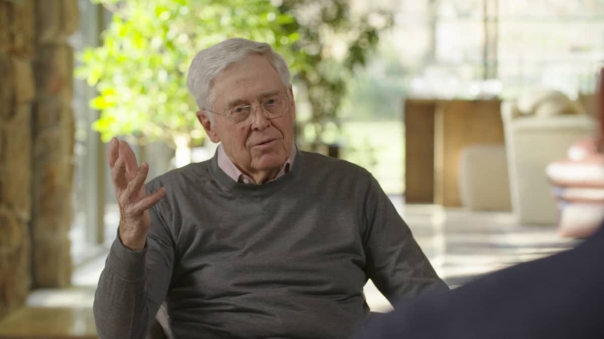 Liikemies Charles Koch puhuu haastattelussa.
