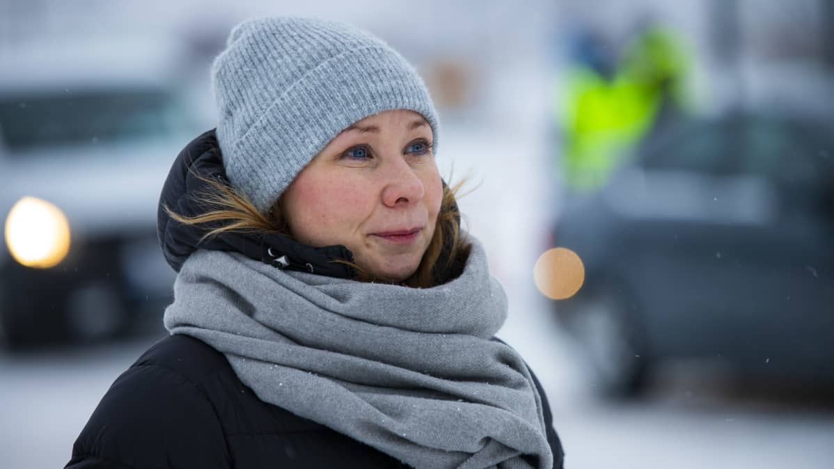 Torniolaakson neuvottelukunna toiminnanjohtaja Tuula Ajanki Suomen ja Ruotsin rajalla.