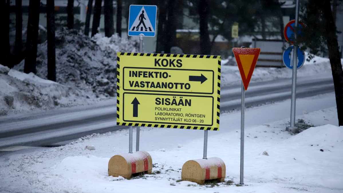 Infektiovastaanottoon ohjaava kyltti Kymenlaakson keskussairaalan pihassa