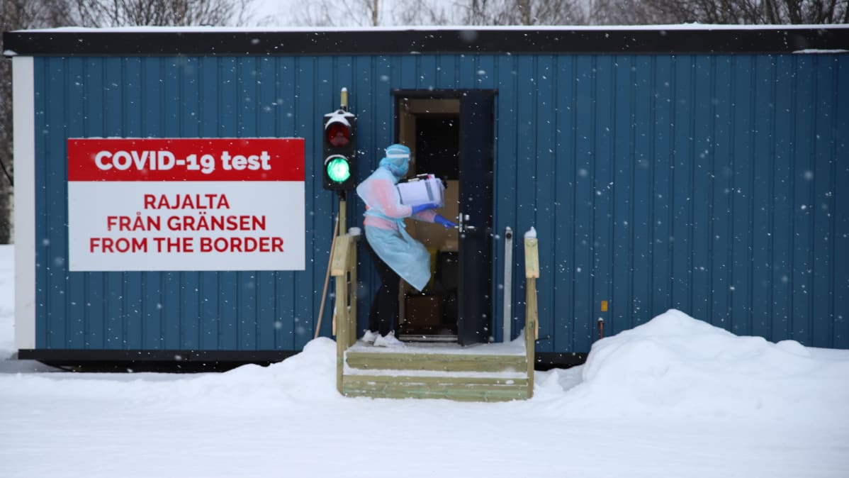 Torniossa koronatestaaja vie tarvikkeita testauskonttiin.