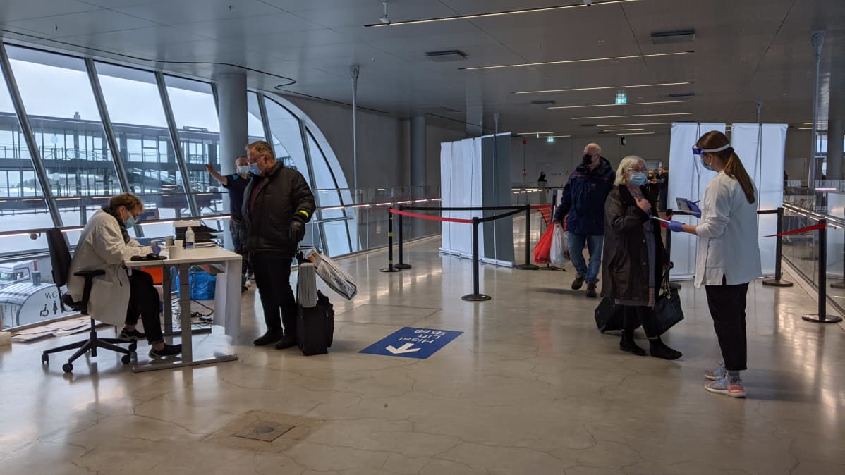 Länsisatamassa matkustajia tulossa koronatestiin.