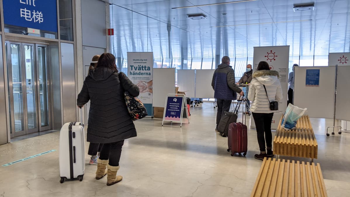 Ihmisiä jonottamassa koronanäytteenottoon länsisataman terminaalissa.
