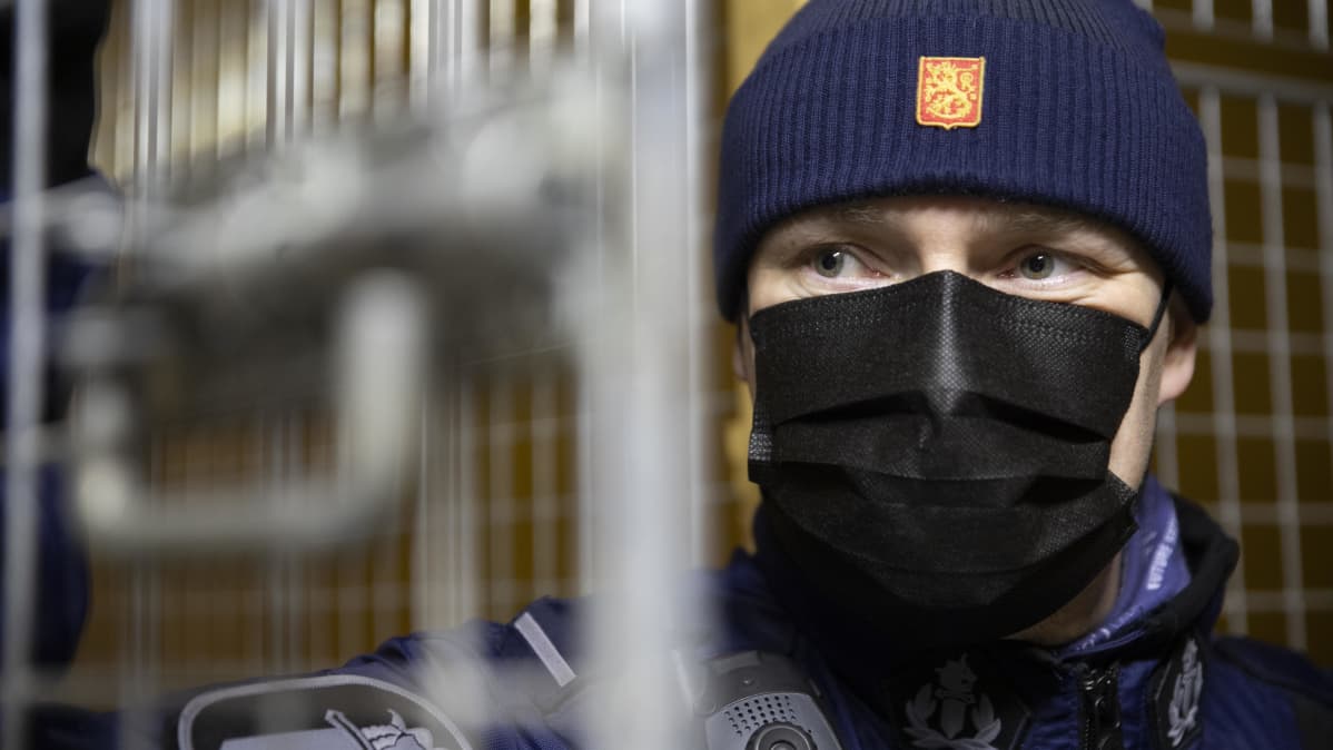 Poliisi koronamaskin kanssa.