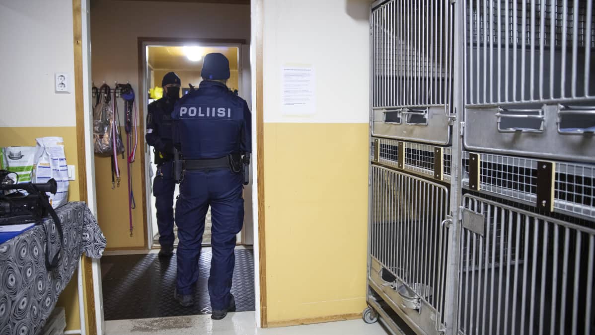 Poliisit löytöeläinsuojassa.