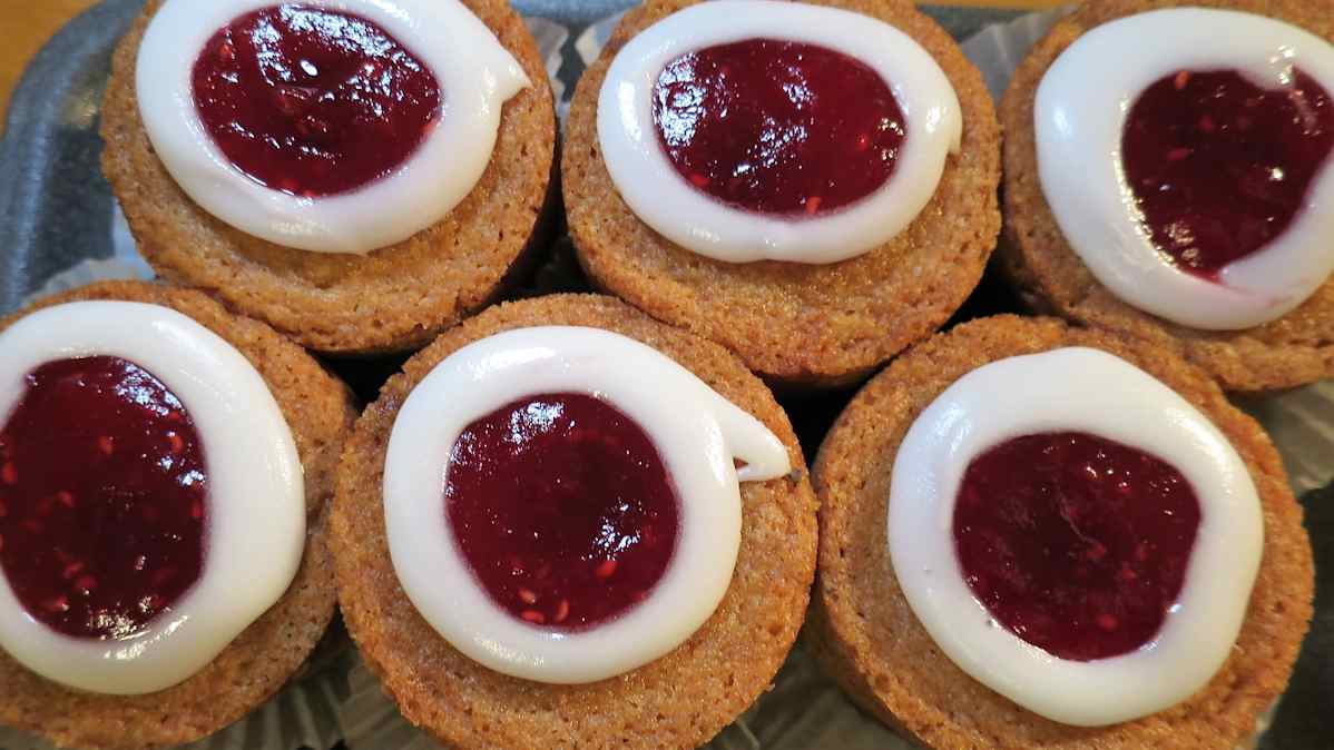 Kuusi kappaletta Runebergin torttuja vadelmahillosilmällä ylhäältä kuvattuna