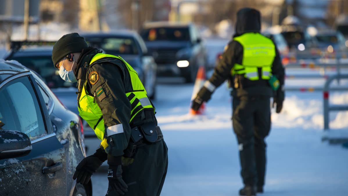 Rajavartiolaitos suorittaa rajatarkastuksia Torniossa viides helmikuuta. Taustalla liikenneruuhka.