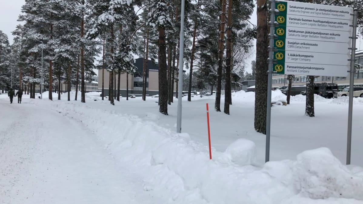 Kasarmirakennuksia Säkylän varuskunnassa.