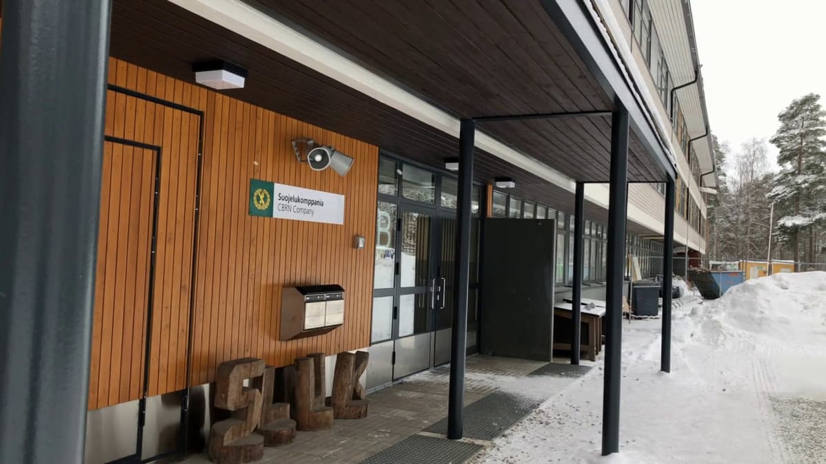 Kasarmin sisäänkäynti Säkylän Huovinrinteellä.
