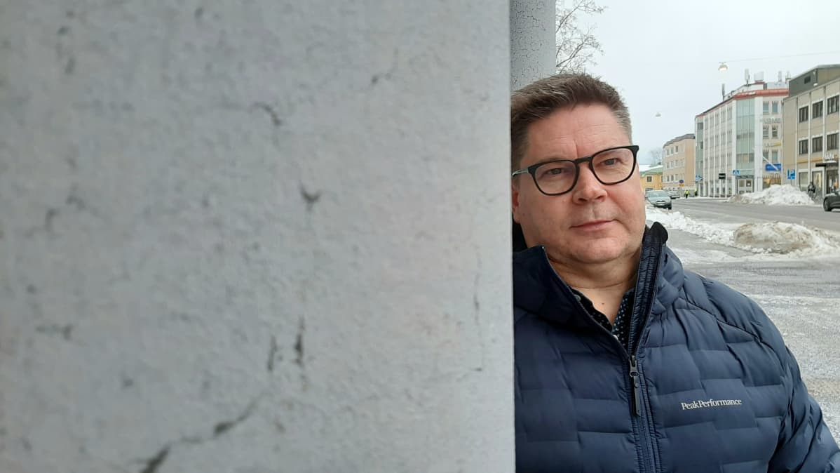 Mika Björklund nojaa seinään