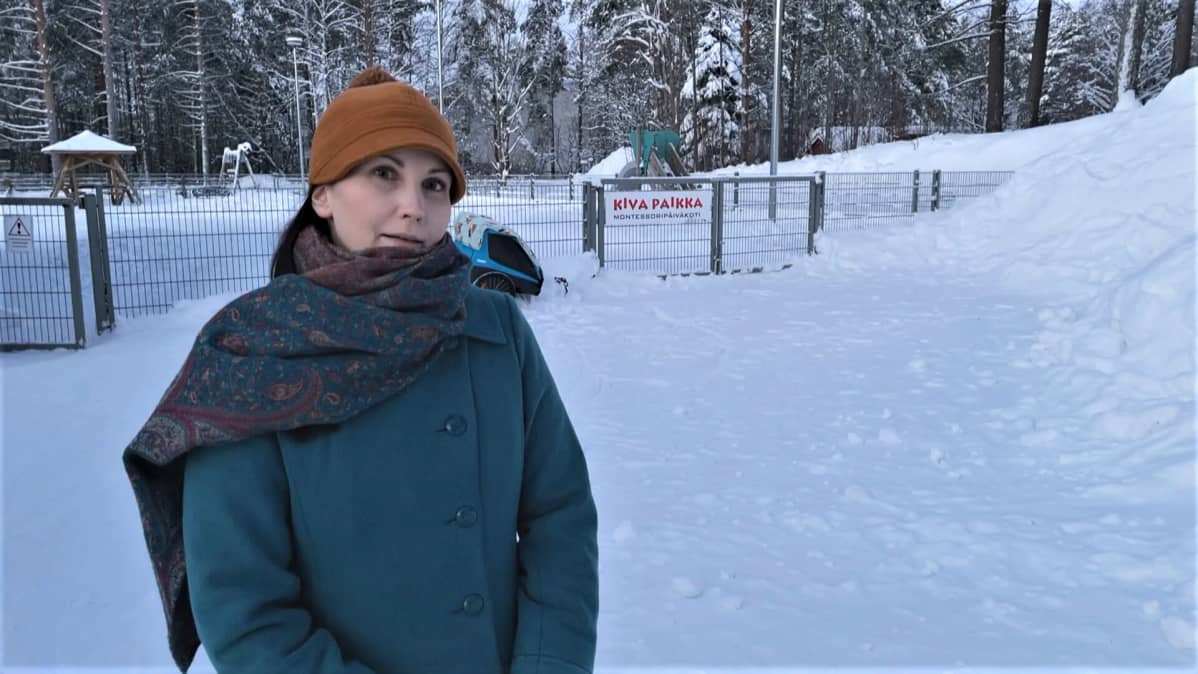 Kajaanilainen perheenäiti Minttu Pekkarinen seisoo Kajaanin Montessoripäiväkodin edessä.