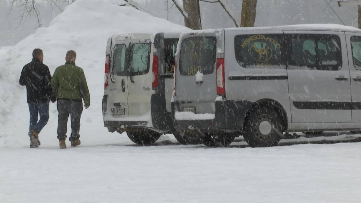 Minnesota-hoitoyksikön pihalla Lapualla kaksi miestä ja autoja