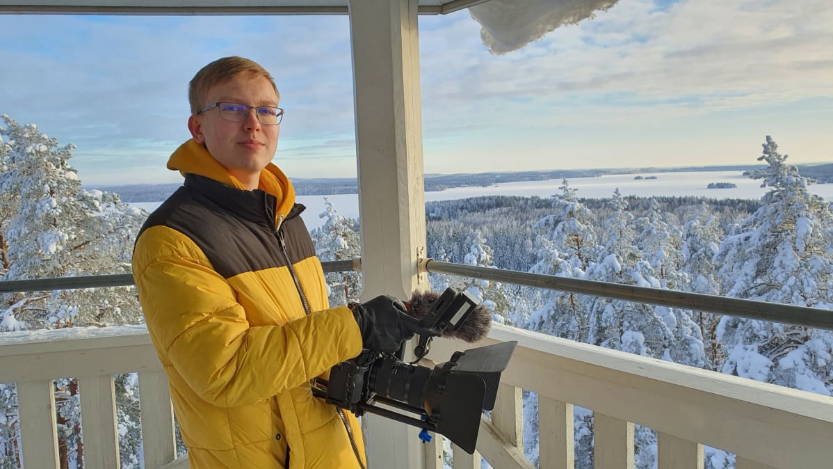 Aaro Riponiemi kuvaamassa näkötornissa