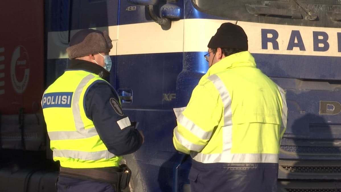 Poliisi tarkistaa rekka-auton Vaasan satamassa.