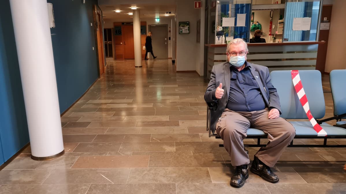 Pekka Kataja näyttää peukaloa