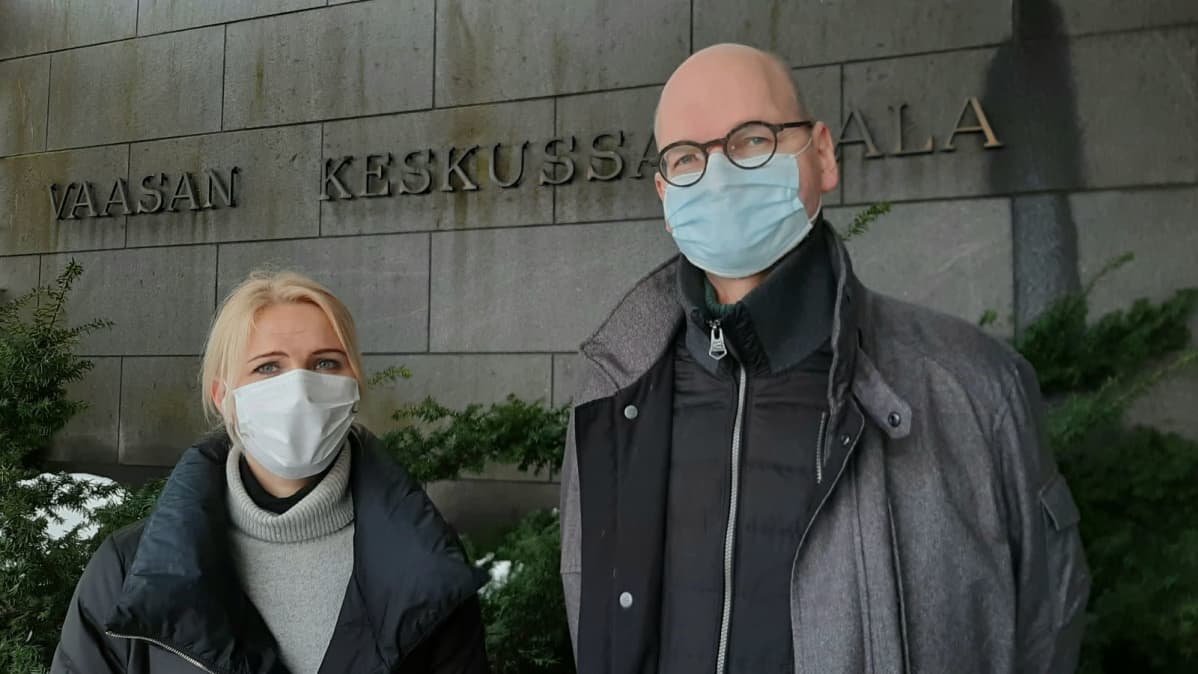 Vaasan sairaanhoitopiirin johtaja Marina Kinnunen ja Vaasan johtaja lääkäri Heikki Kaukoranta.