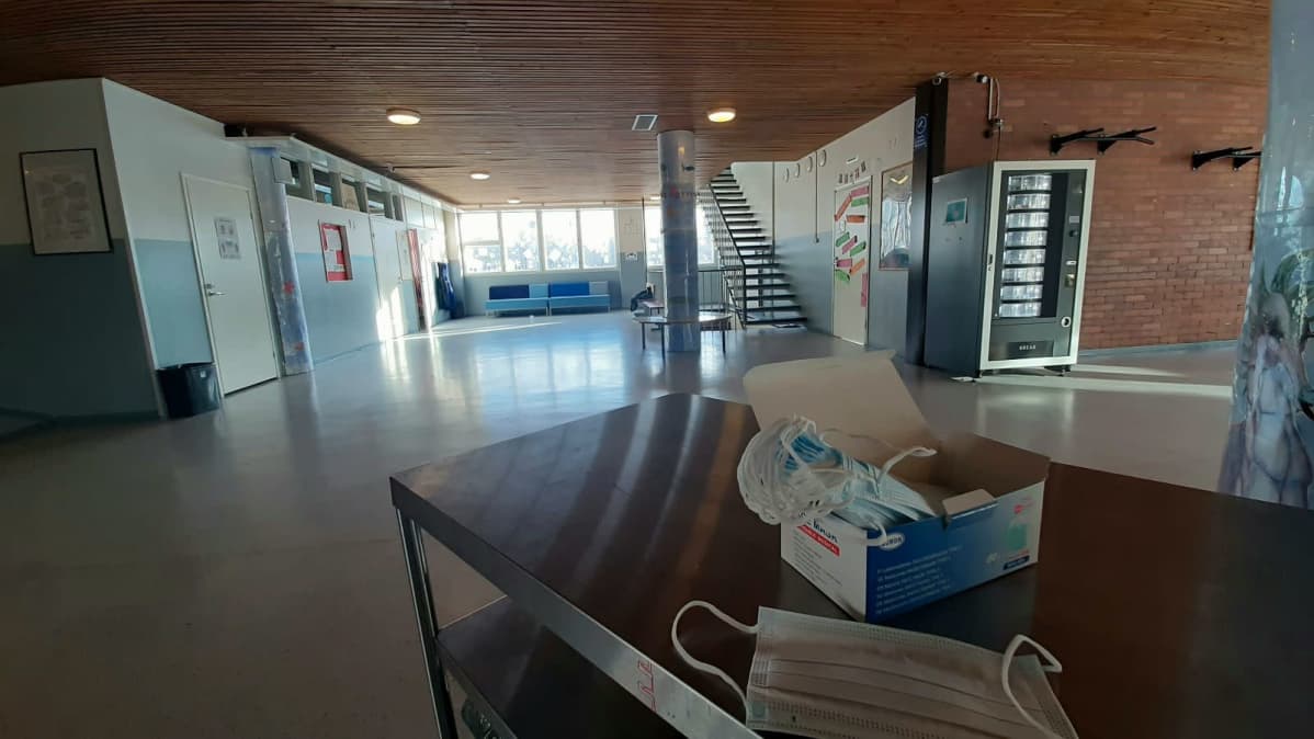 Tyhjä koulun aula.