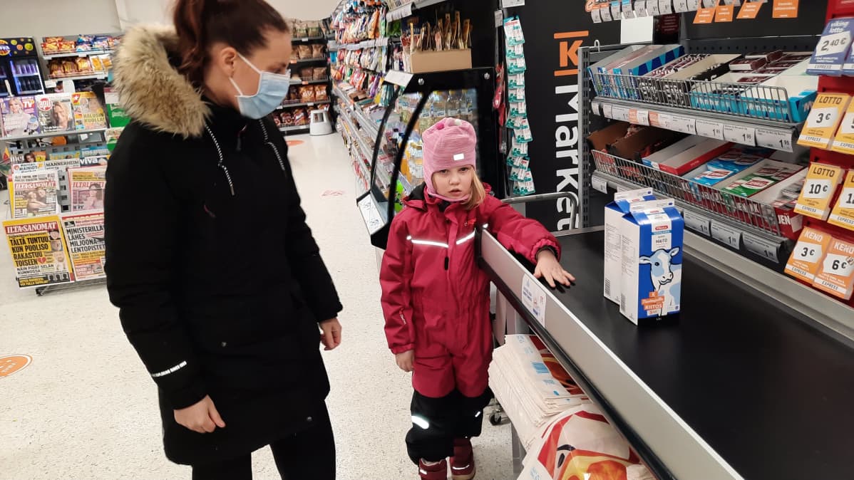 äiti ja lapsi kaupassa
