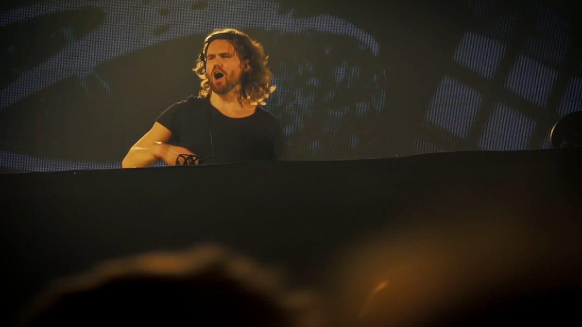 DJ pöytänsä takana eläytymässä musiikkiin.