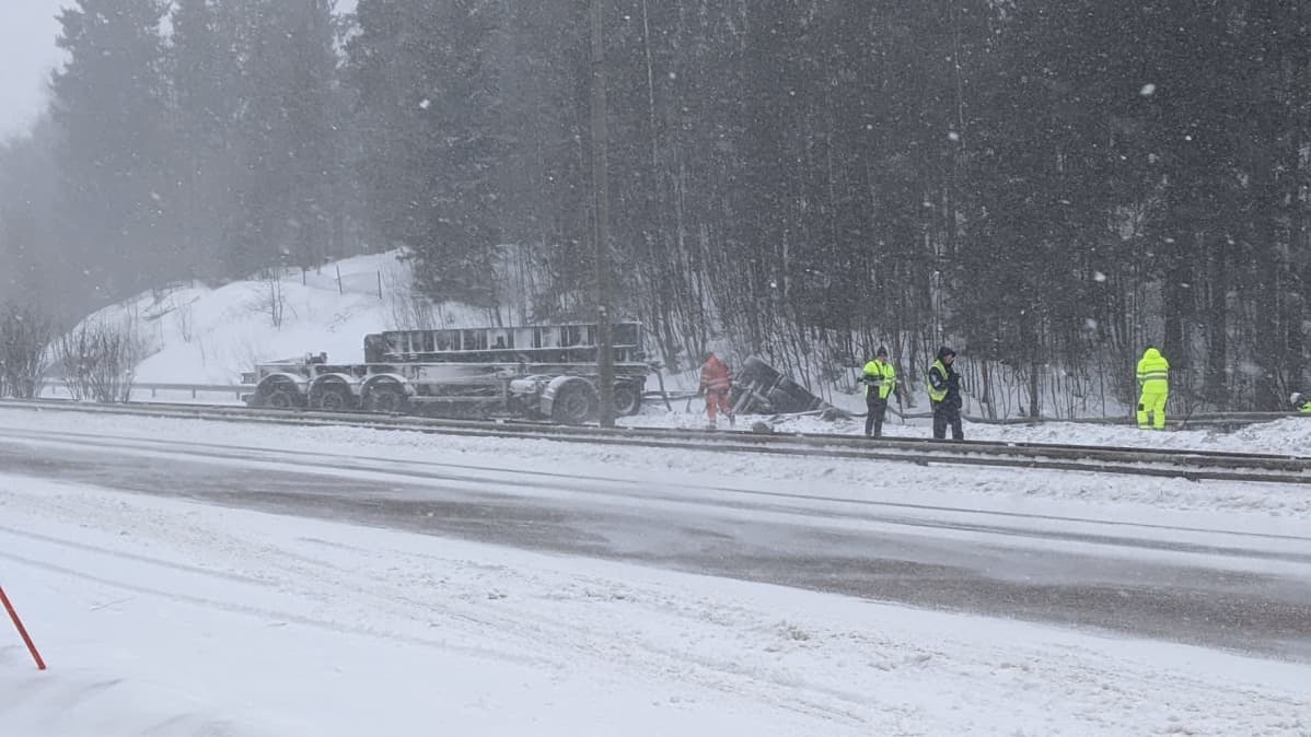 Rekka suistui alas sillalta Hämeenlinnanväylällä