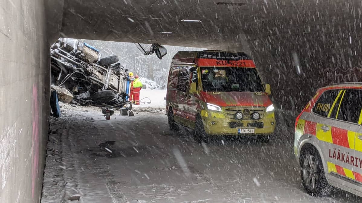 Rekka suistui alas sillalta Hämeenlinnanväylällä