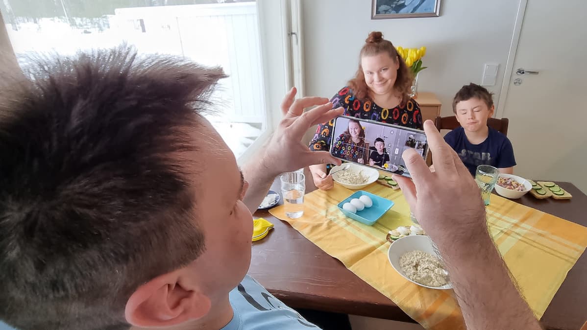 Sami Sivonen, Laura Kiretti ja Hugo Sivonen somettaa Luumäellä