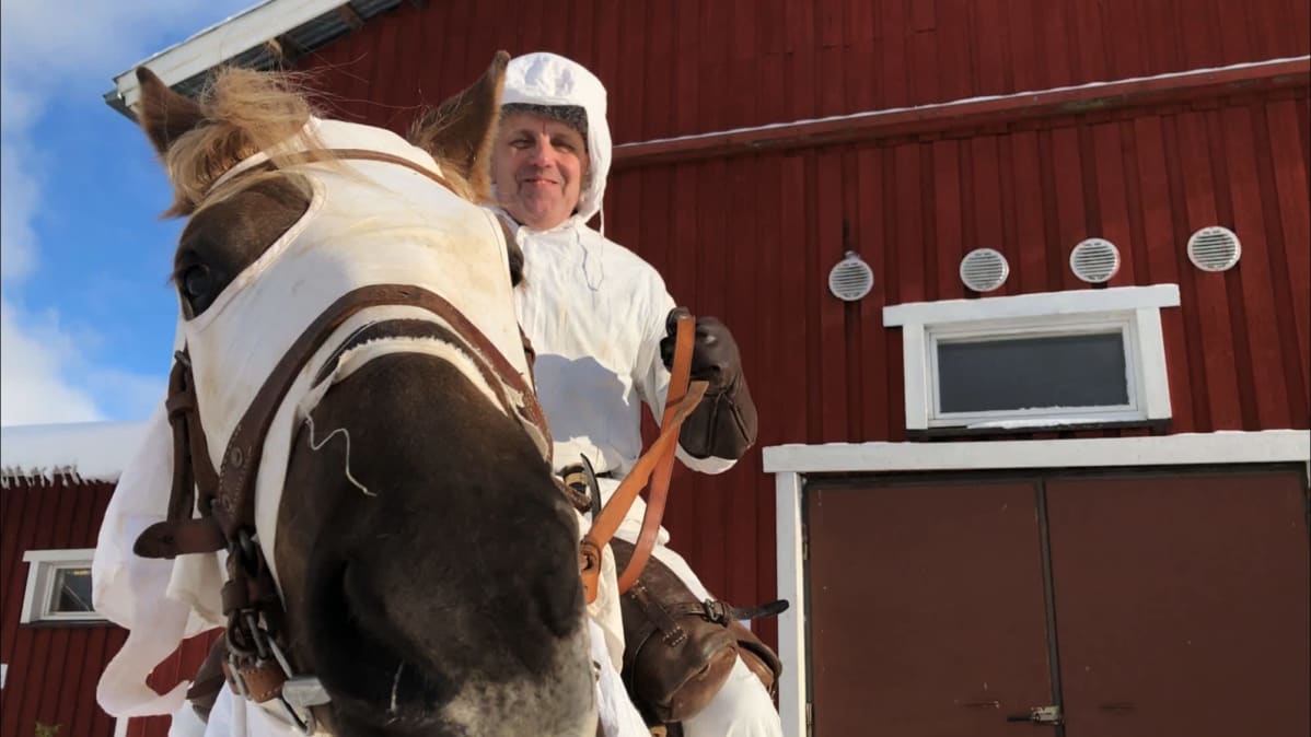 Ratsuri Matti Peurala istuu hevosen selässä