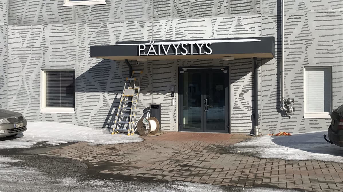 Päivystyksen ulko-ovi Varkauden sote-keskuksessa