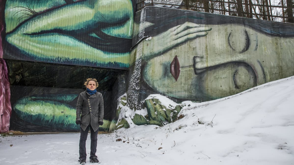 Mauri Kosonen seisoo Vuorenneito-teoksensa edessä