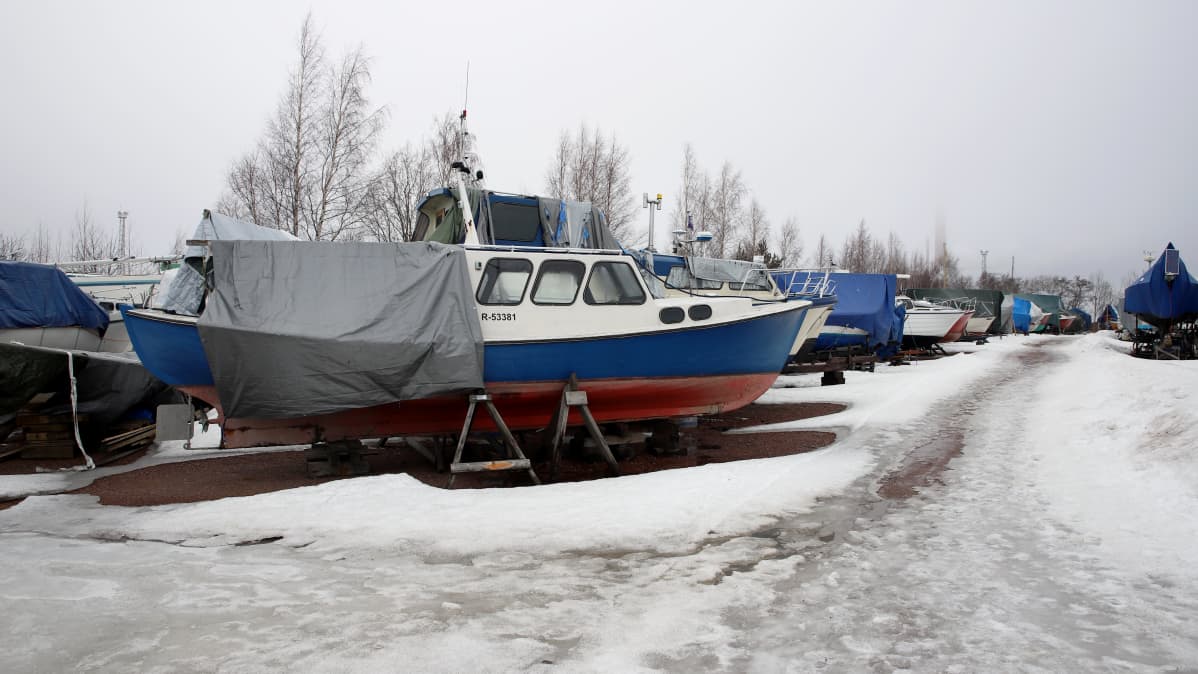 Veneitä talvisäilytysalueella
