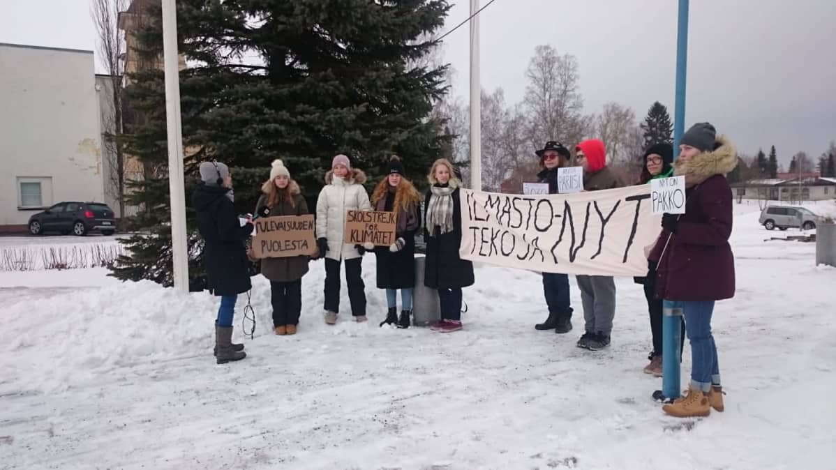 Yhdeksän nuorta Vimpelin kunnantalon pihalla ensimmäisessä ilmastolakossa.