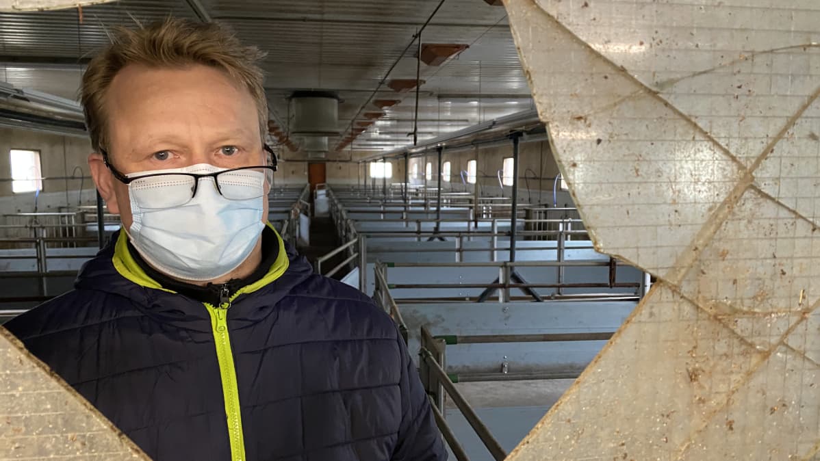 Timo Norri katsoo rikkoutuneen ikkunan läpi.