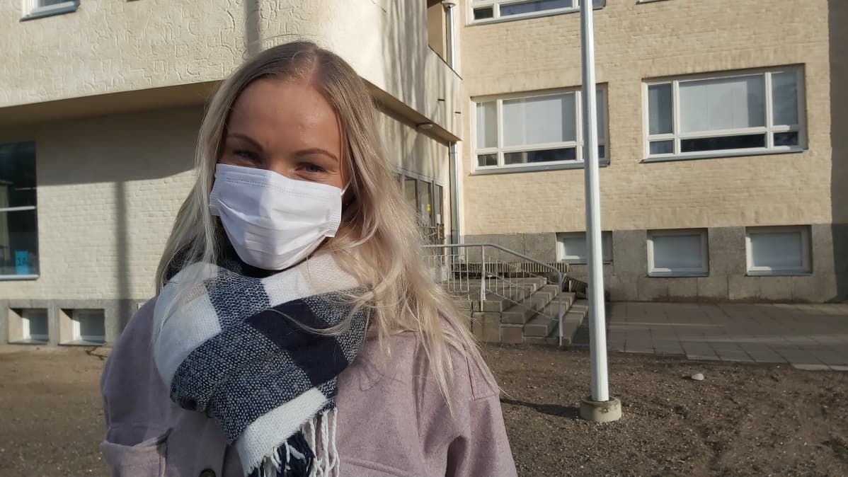 Luokanopettaja Annika Lönnroth Kaukaan koulun edessä