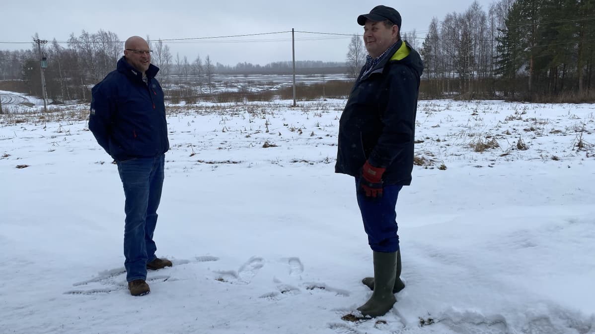Kuvassa Antti Pöyhönen ja Mikko Huhtasaari Vetelin Haapajärven rannalla
