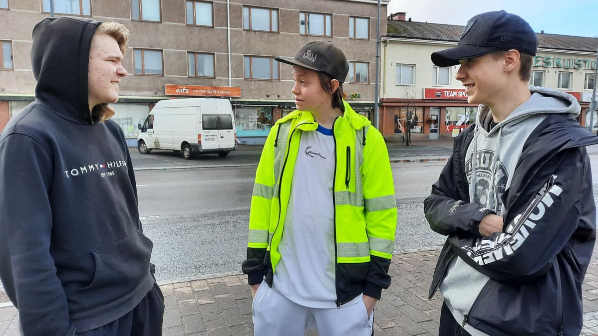 Kankaanpääläiset Perttu Kyläkoski,Tomi Anttila ja Benjamin Nurminen Kankaanpään keskustassa.