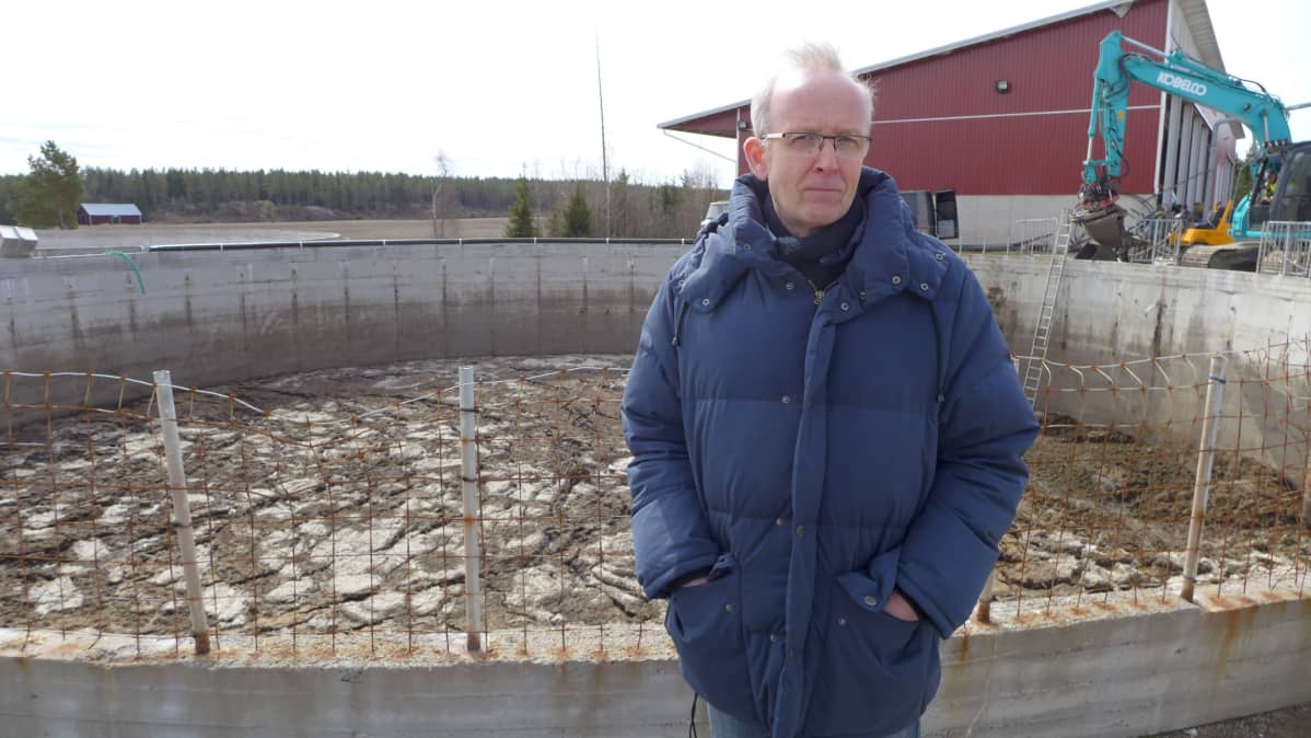 Erikoistutkija Seppo Knuuttila (SYKE) lantasäiliön vieressä