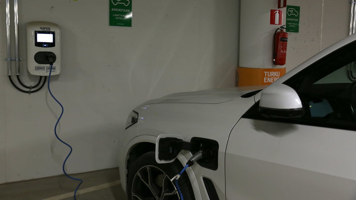 Sähköauto latauksessa Turun Toriparkissa.