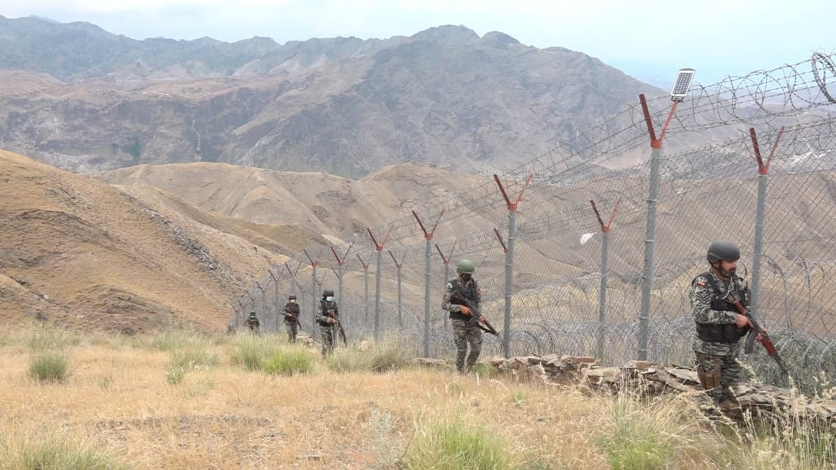 Pakistanilaiset sotilaat partioivat Pakistanin ja Afganistanin rajaseudulla. 