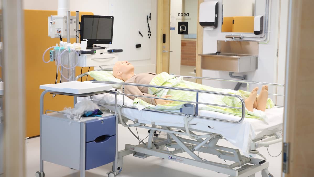 Hoitonukke makaa Lahden ammattikorkeakoulun opetusluokassa
