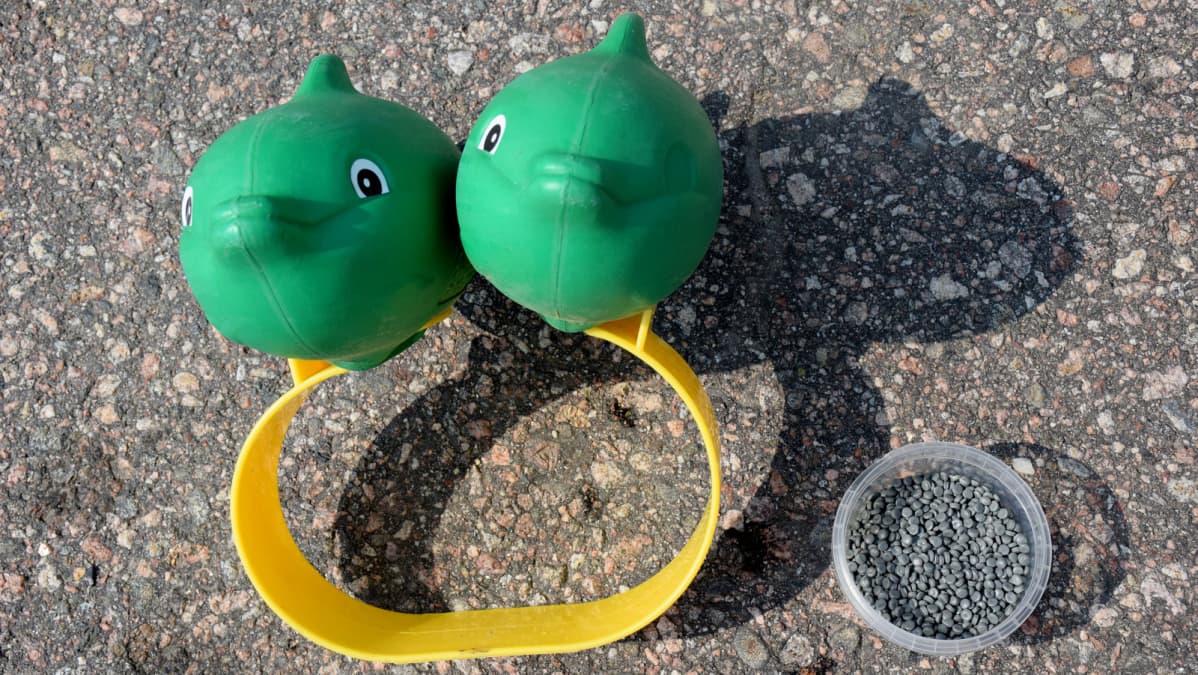 Kierrätykseen viedyt kellukkeet, joista tulee lopulta granulaattia.