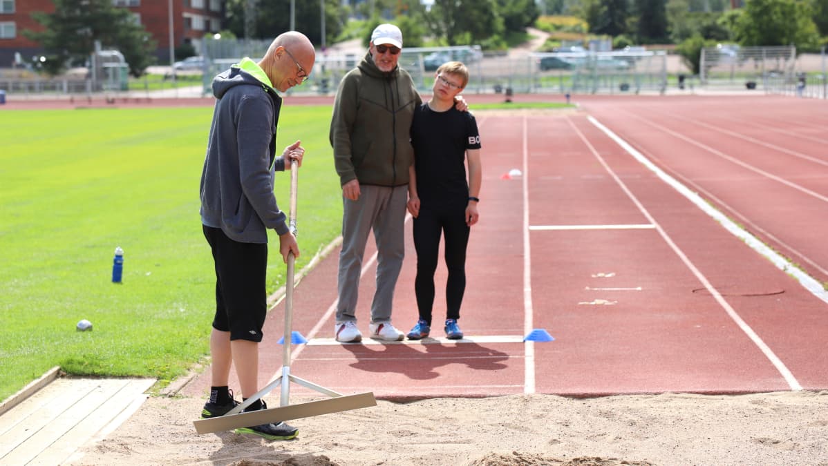 Juho Oksman, isä Risto Oksman ja valmentaja Jari Syvelä