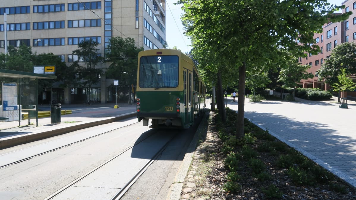 Raitiovaunu numero 2 ajaa Pasilan aseman ja Olympiaterminaalin väliä Maistraatintorin kautta.
