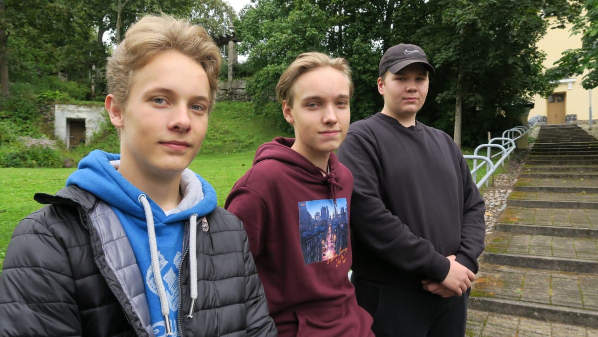 Vihdin yhteiskoulun ysit Leevi Aho, Matias Degerman ja Valtteri Heikkinen löysivät kotikylän rastit helposti.