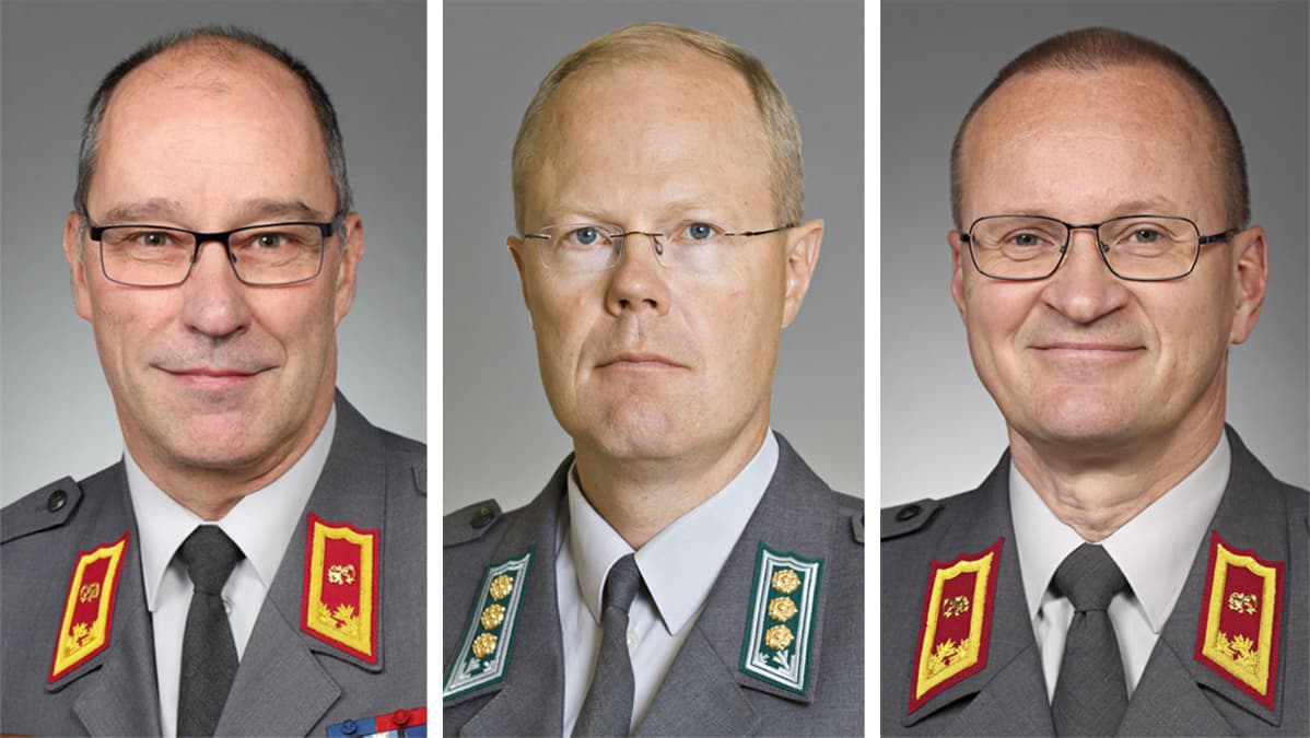 Kuvassa tasavallan presidentin ylentämät kenraalimajuri Timo Kakkola kenraaliluutnantiksi, prikaatikenraali Vesa Virtanen (kesk.) kenraalimajuriksi ja prikaatikenraali Mikko Heiskanen (oik.) kenraalimajuriksi.